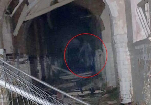 British "Ghostbusters" filmed a long-legged ghost in an abandoned mental hospital.