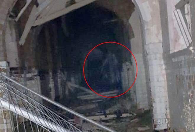 British "Ghostbusters" filmed a long-legged ghost in an abandoned mental hospital.
